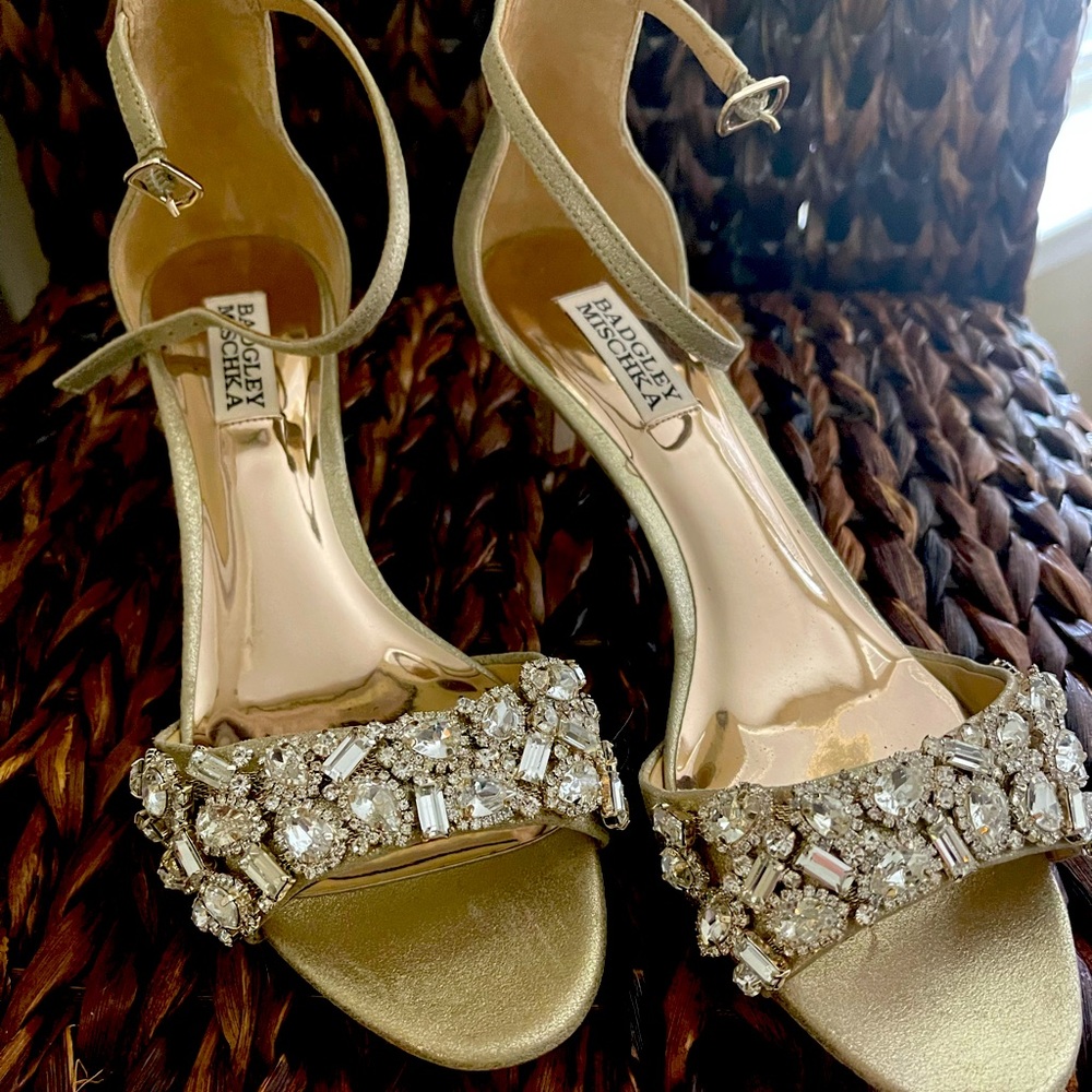 Badgley Mischka Gold Sparkly Low Heel Dress Shoes